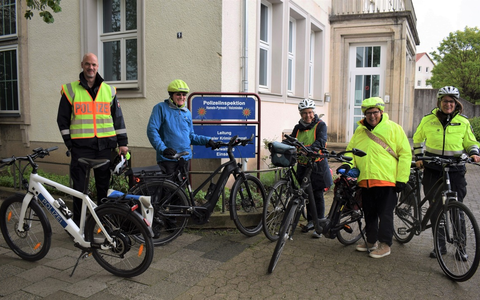 POL-HM: Sicherheit erfahren: Neue Thementour für Seniorinnen und Senioren zur Stärkung des Sicherheitsgefühls - Foto: presseportal.de