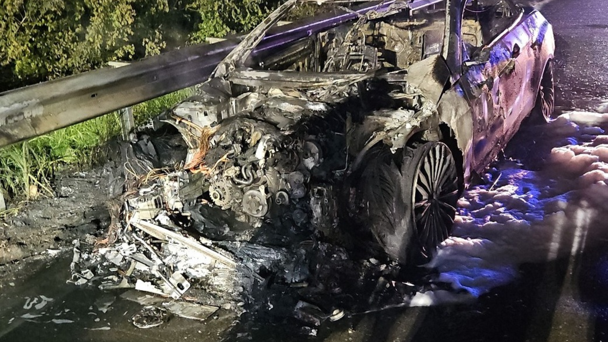 POL-CUX: PKW Brand auf der BAB27 zwischen Schwanewede und Ihlpohl (Lichtbild in der Anlage) - Foto: presseportal.de