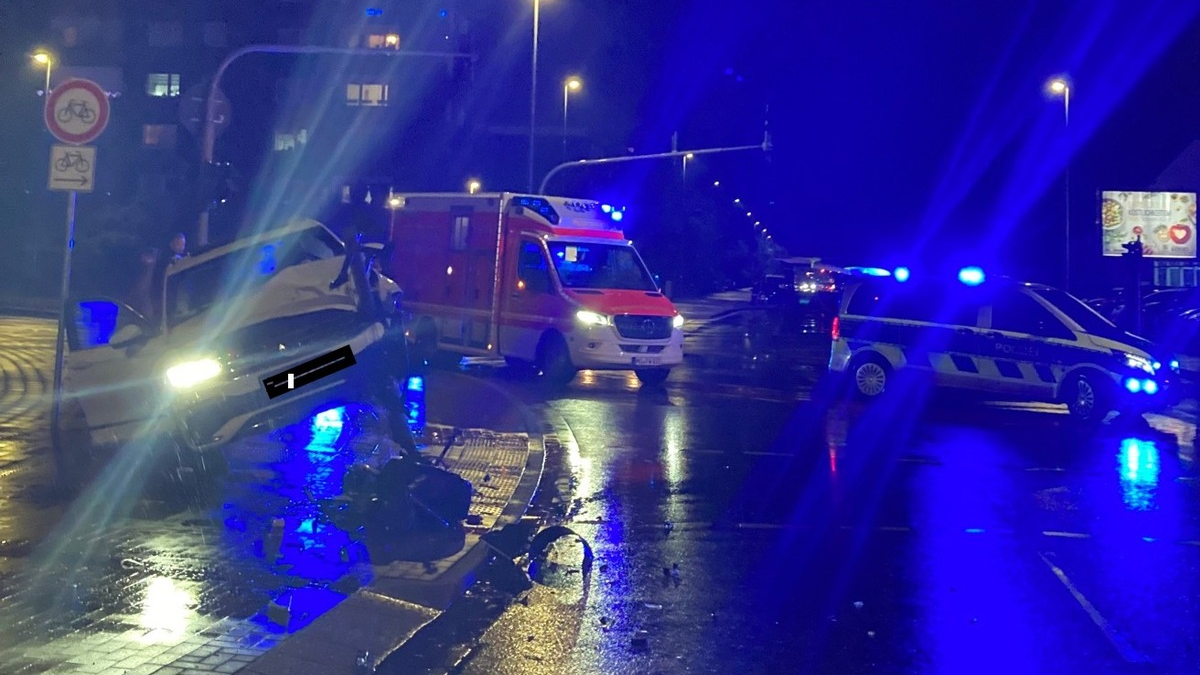 POL-WES: Moers - Eine Schwerverletzte nach Kollision mit Ampelmast - Foto: presseportal.de