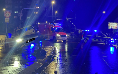 POL-WES: Moers - Eine Schwerverletzte nach Kollision mit Ampelmast - Foto: presseportal.de