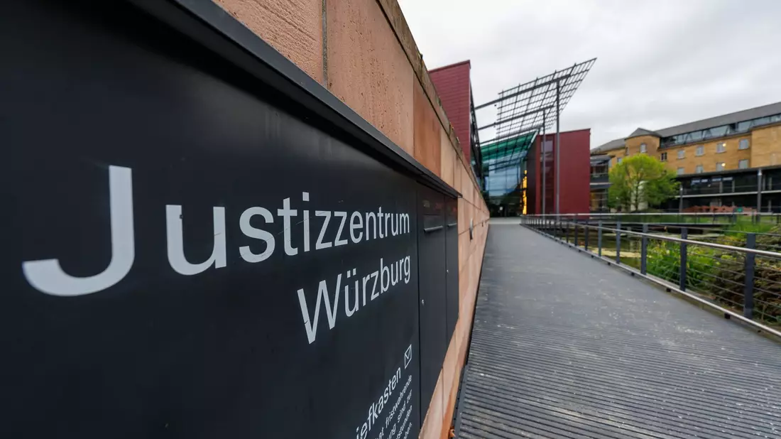 Der Prozess um den Tod eines 14-Jährigen in Franken soll am 13. Mai fortgesetzt werden. - Bild: Daniel Karmann/dpa