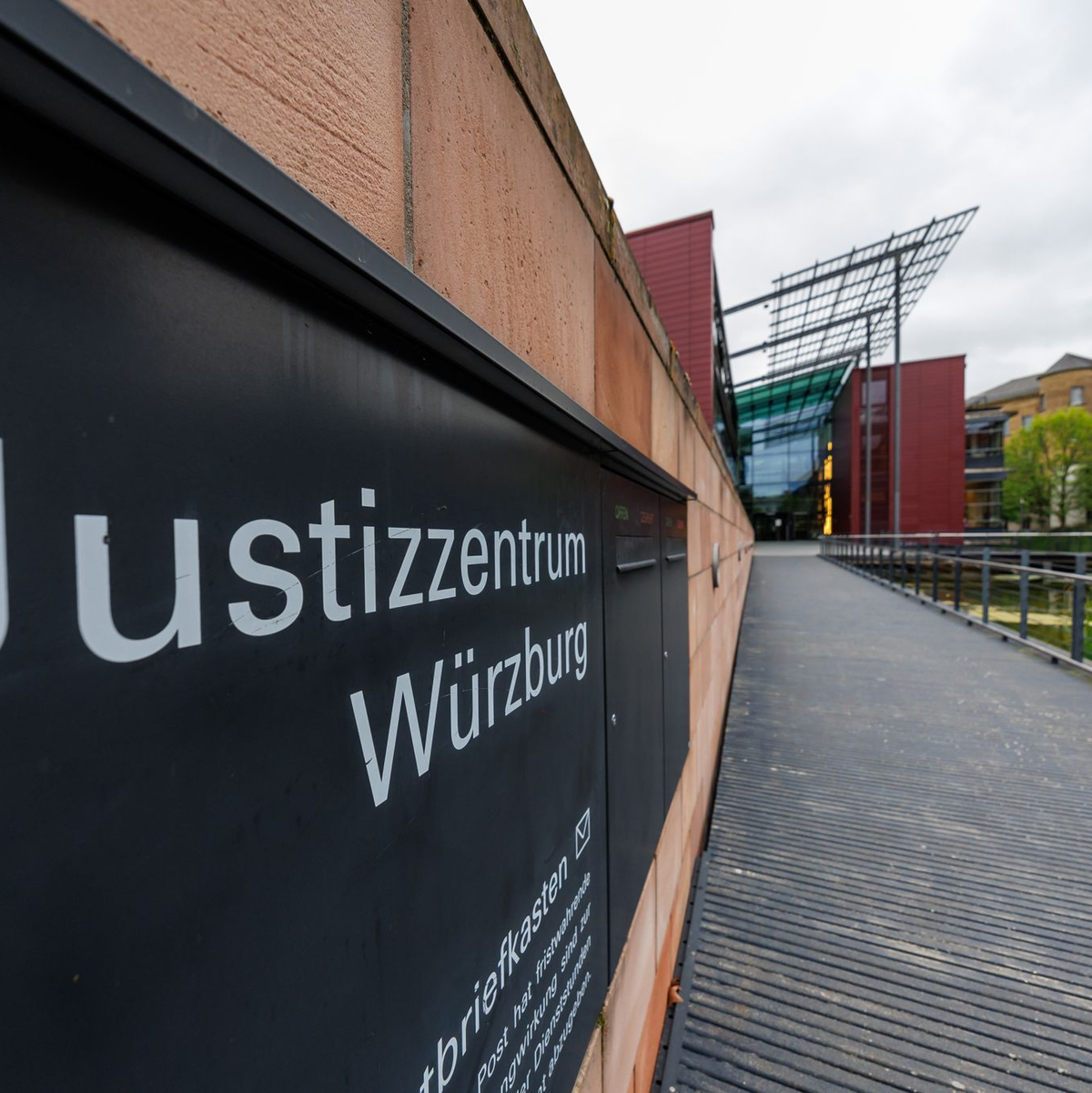 Der Prozess um den Tod eines 14-Jährigen in Franken soll am 13. Mai fortgesetzt werden. - Foto: Daniel Karmann/dpa