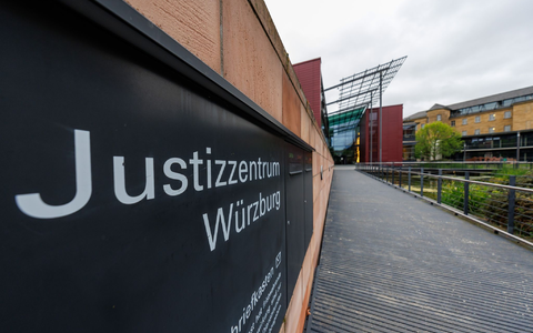 Der Prozess um den Tod eines 14-Jährigen in Franken soll am 13. Mai fortgesetzt werden. - Foto: Daniel Karmann/dpa