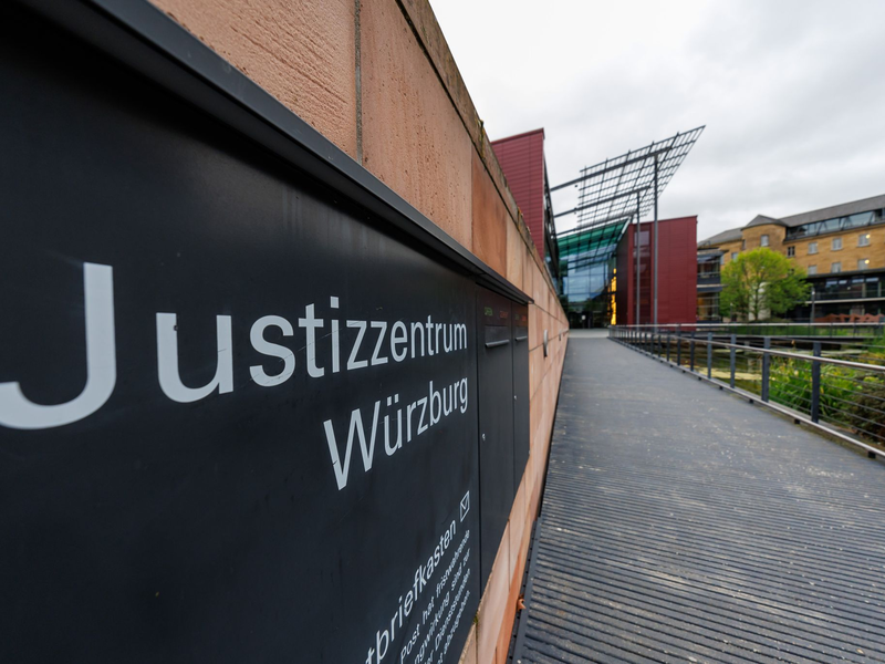 Der Prozess um den Tod eines 14-Jährigen in Franken soll am 13. Mai fortgesetzt werden. - Foto: Daniel Karmann/dpa