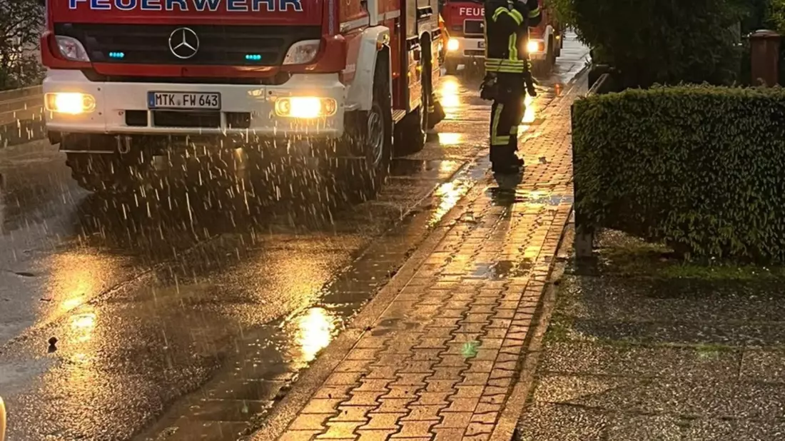 Feuerwehr MTK: Unwetter: Zugevakuierung in Hofheim - Unterstützung im Hochtaunuskreis - Bild: presseportal.de