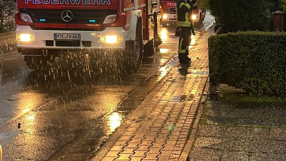 Feuerwehr MTK: Unwetter: Zugevakuierung in Hofheim - Unterstützung im Hochtaunuskreis - Foto: presseportal.de