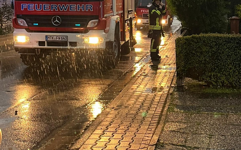 Feuerwehr MTK: Unwetter: Zugevakuierung in Hofheim - Unterstützung im Hochtaunuskreis - Foto: presseportal.de