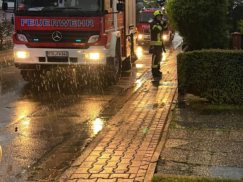 Feuerwehr MTK: Unwetter: Zugevakuierung in Hofheim - Unterstützung im Hochtaunuskreis - Foto: presseportal.de