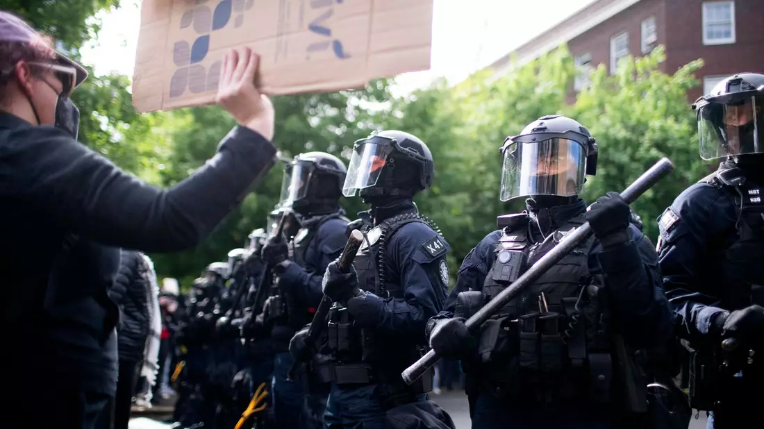 Die Polizei des Bundesstaates Oregon bildet eine Linie hinter der Millar Library der Portland State University, wo mehrere propalästinensische Demonstranten, die das Gebäude besetzt hatten, verhaftet wurden. - Bild: Beth Nakamura/The Oregonian via AP/dpa
