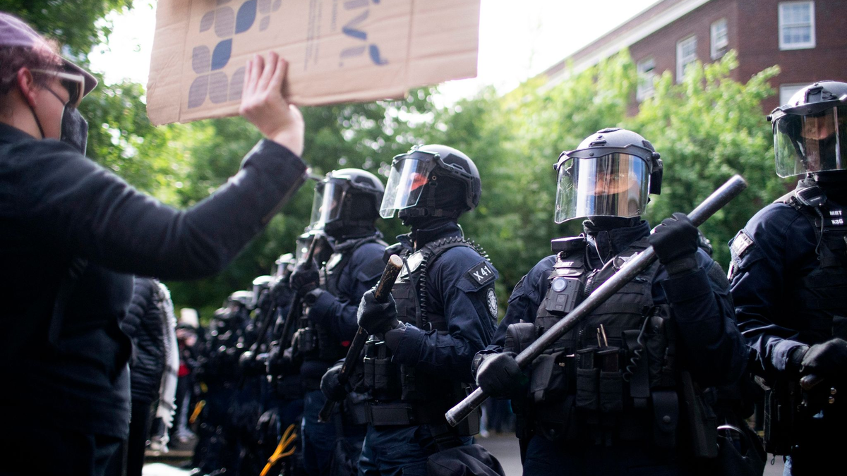 Die Polizei des Bundesstaates Oregon bildet eine Linie hinter der Millar Library der Portland State University, wo mehrere propalästinensische Demonstranten, die das Gebäude besetzt hatten, verhaftet wurden. - Foto: Beth Nakamura/The Oregonian via AP/dpa
