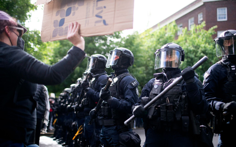 Die Polizei des Bundesstaates Oregon bildet eine Linie hinter der Millar Library der Portland State University, wo mehrere propalästinensische Demonstranten, die das Gebäude besetzt hatten, verhaftet wurden. - Foto: Beth Nakamura/The Oregonian via AP/dpa Die Polizei des Bundesstaates Oregon bildet eine Linie hinter der Millar Library der Portland State University, wo mehrere propalästinensische Demonstranten, die das Gebäude besetzt hatten, verhaftet wurden. - Foto: Beth Nakamura/The Oregonian via AP/dpa