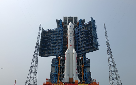 Die unbemannte Mondsonde soll auf der erdabgewandten Seite des Mondes landen und von dort erstmals Gesteinsproben zur Erde zurückbringen. - Foto: Huang Guochang/XinHua/dpa