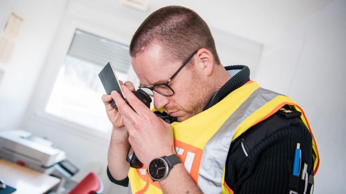 Bundespolizeidirektion München: Fremdes Zugticket und bearbeiteter Aufenthaltstitel/ Bundespolizei zeigt Jugendliche an - Foto: presseportal.de