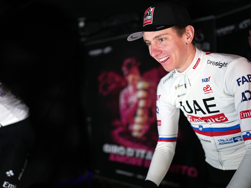 Tadej Pogacar bei der Teamvorstellung in Turin. - Foto: Marco Alpozzi/LaPresse via ZUMA Press/dpa