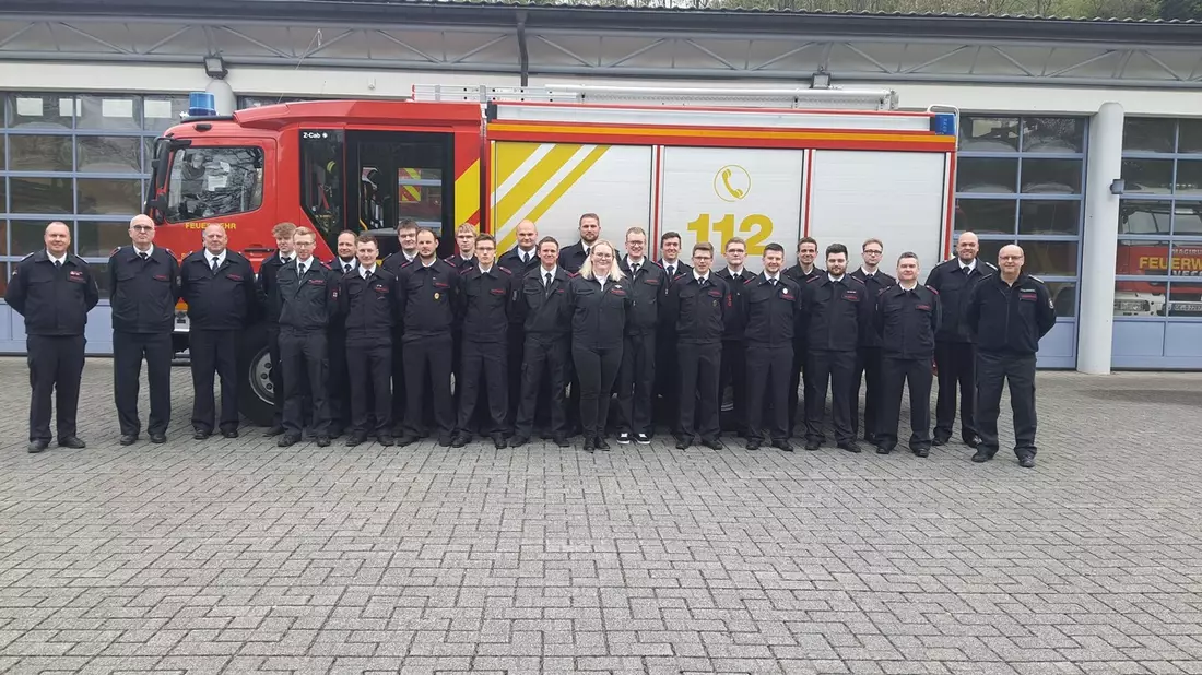 FW Drolshagen: Lehrgang Maschinist für Löschfahrzeuge der Feuerwehren im Kreis Olpe erfolgreich abgeschlossen - Bild: presseportal.de