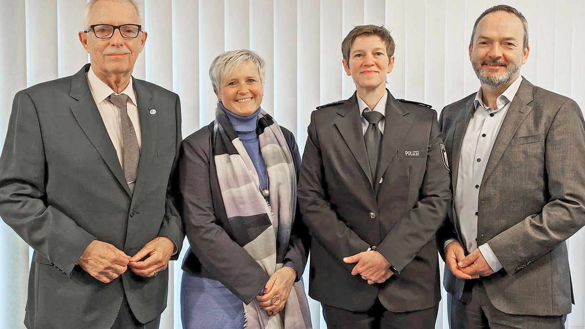 POL-ME: Empfang beim Bürgermeister: Patricia Aillaud wird neue Wachleiterin in Hilden - Hilden - 2405015 - Foto: presseportal.de