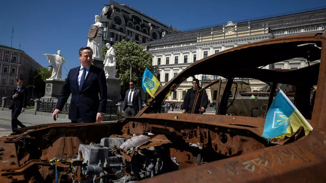 David Cameron auf dem Platz des Heiligen Michael in Kiew, wo zerstörte russische Militärfahrzeuge ausgestellt sind. - Bild: Thomas Peter/PA Wire/dpa