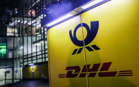 Der Logistikkonzern DHL kommt auf seinem Elektrokurs voran. Das wurde nun auf der Hauptversammlung in Bonn mitgeteilt. - Foto: Oliver Berg/dpa