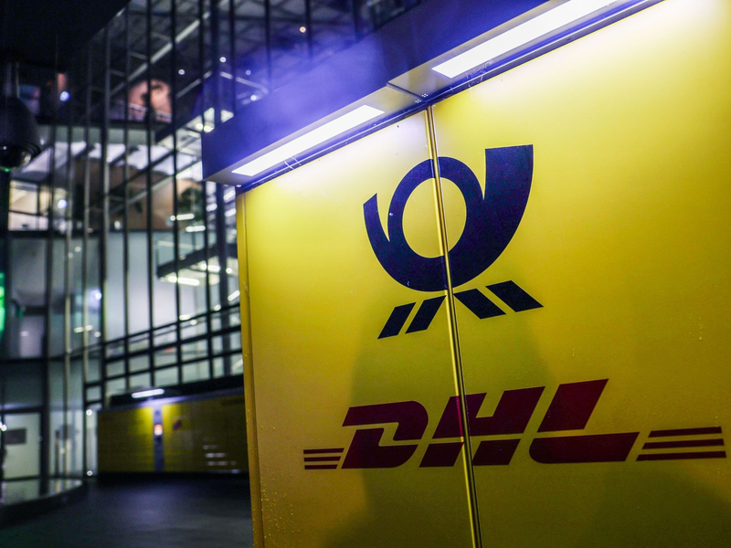 Der Logistikkonzern DHL kommt auf seinem Elektrokurs voran. Das wurde nun auf der Hauptversammlung in Bonn mitgeteilt. - Foto: Oliver Berg/dpa
