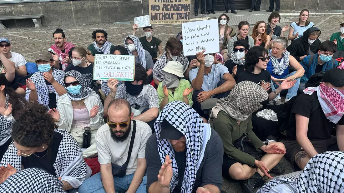 Propalästinensischer Protest auf dem Gelände der Humboldt-Universität Berlin. - Bild: Paul Zinken/dpa