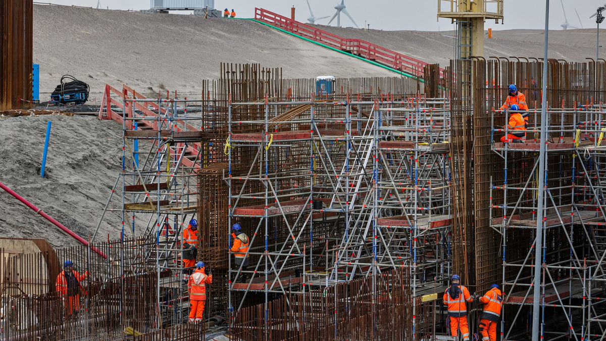 Blick auf die Bauarbeiten der Ostseetunnel-Baustelle in Puttgarden auf der Insel Fehm. - Foto: Ulrich Perrey/dpa