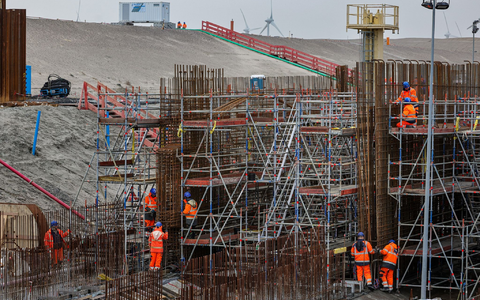 Blick auf die Bauarbeiten der Ostseetunnel-Baustelle in Puttgarden auf der Insel Fehm. - Foto: Ulrich Perrey/dpa