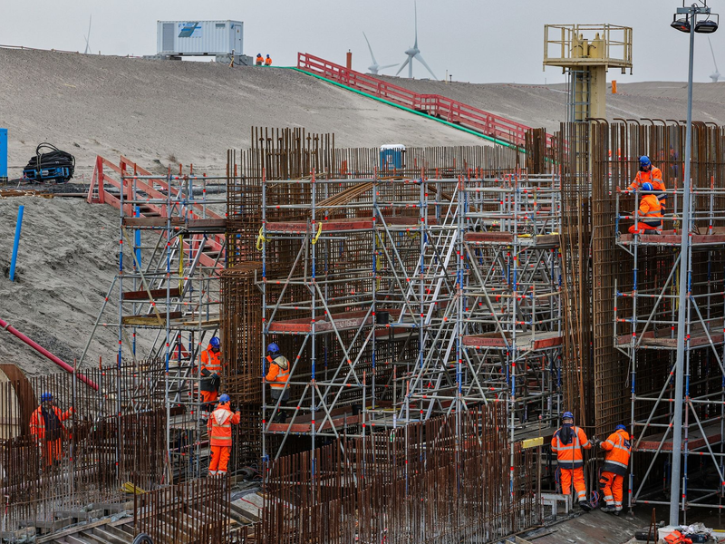 Blick auf die Bauarbeiten der Ostseetunnel-Baustelle in Puttgarden auf der Insel Fehm. - Foto: Ulrich Perrey/dpa