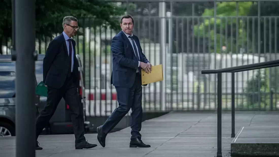 Der amtierende Geschäftsträger der russischen Botschaft Alexej Korljakow (r) auf dem Weg in das Auswärtige Amt. - Bild: Kay Nietfeld/dpa