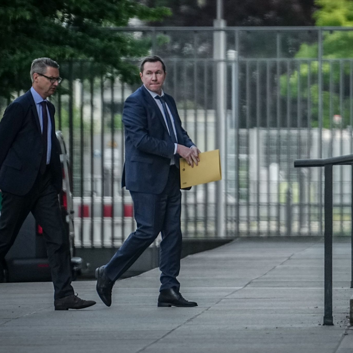 Der amtierende Geschäftsträger der russischen Botschaft Alexej Korljakow (r) auf dem Weg in das Auswärtige Amt. - Foto: Kay Nietfeld/dpa