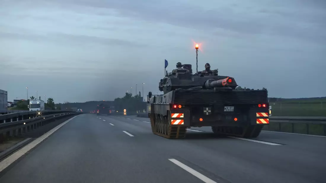 Quadriga 2024: Leoparden auf der Autobahn / Panzer aus Pfreimd auf dem Weg nach Litauen - Bild: presseportal.de