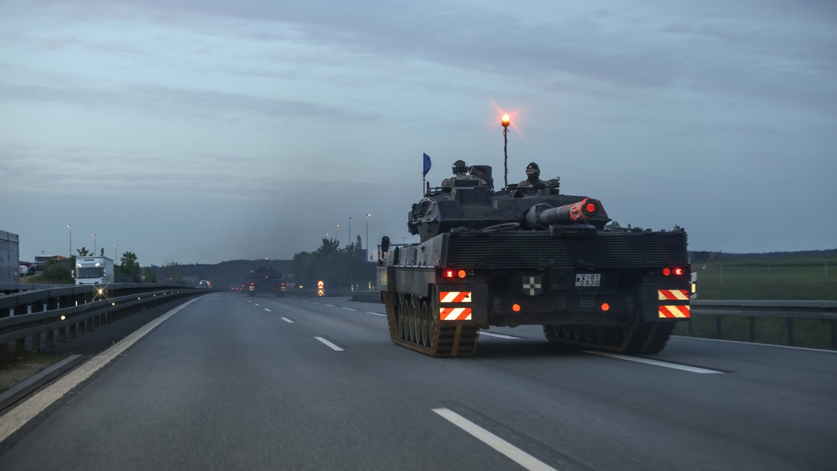 Quadriga 2024: Leoparden auf der Autobahn / Panzer aus Pfreimd auf dem Weg nach Litauen - Foto: presseportal.de