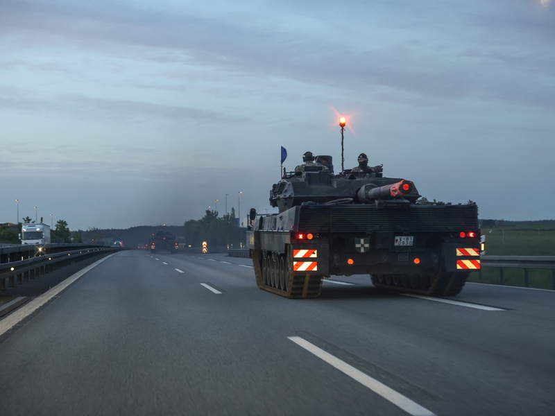 Quadriga 2024: Leoparden auf der Autobahn / Panzer aus Pfreimd auf dem Weg nach Litauen - Foto: presseportal.de