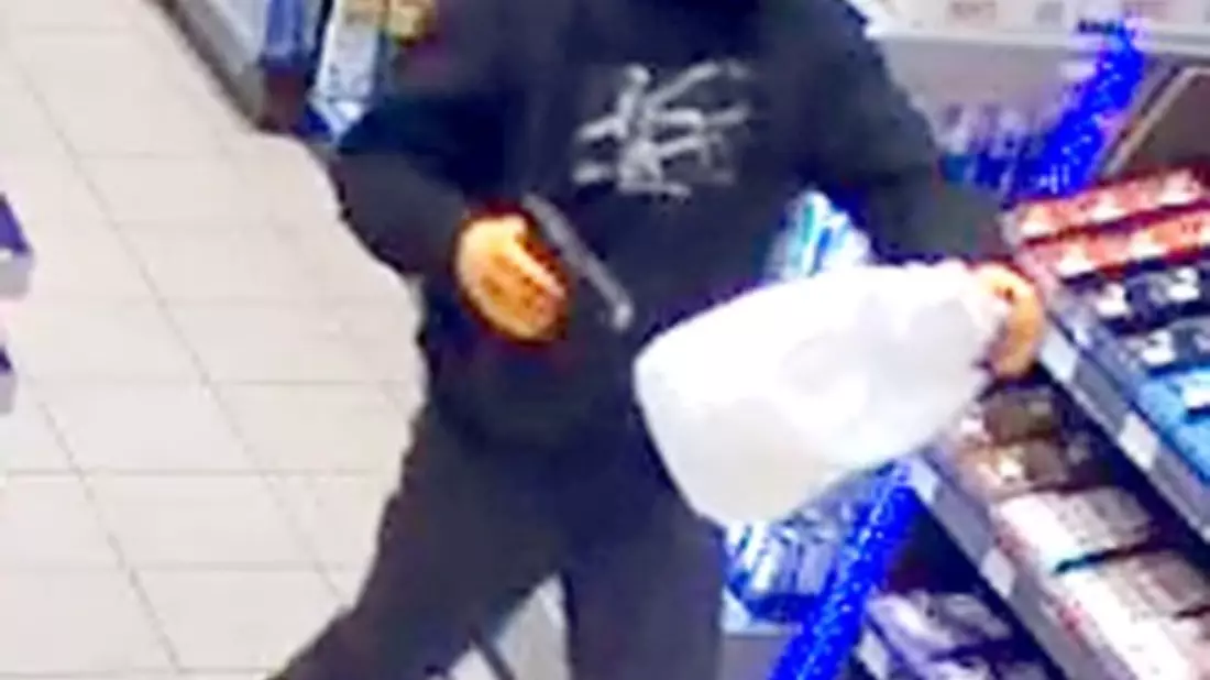 POL-KS: Öffentlichkeitsfahndung mit Fotos nach bewaffnetem Raubüberfall auf Tankstelle in Habichtswald-Ehlen: Polizei erbittet Hinweise - Bild: presseportal.de
