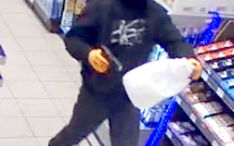 POL-KS: Öffentlichkeitsfahndung mit Fotos nach bewaffnetem Raubüberfall auf Tankstelle in Habichtswald-Ehlen: Polizei erbittet Hinweise - Foto: presseportal.de