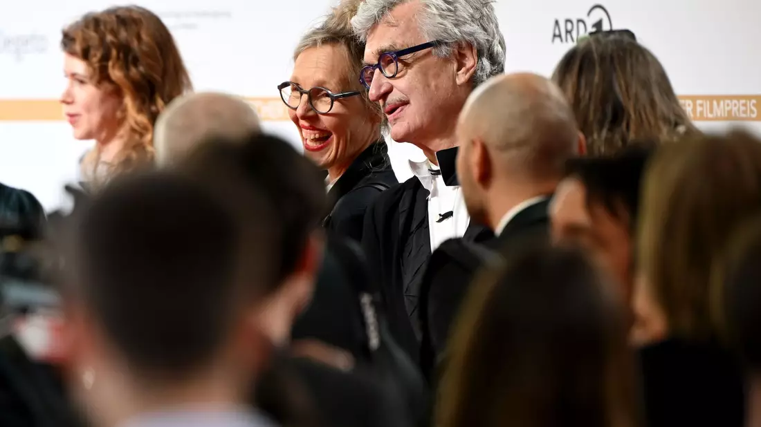 Regisseur Wim Wenders kommt mit seiner Frau Donata zur Verleihung des Deutschen Filmpreises nach Berlin. Sein Film «Anselm» ist in der Kategorie «Bester Dokumentarfilm» nominiert. - Bild: Sebastian Christoph Gollnow/dpa
