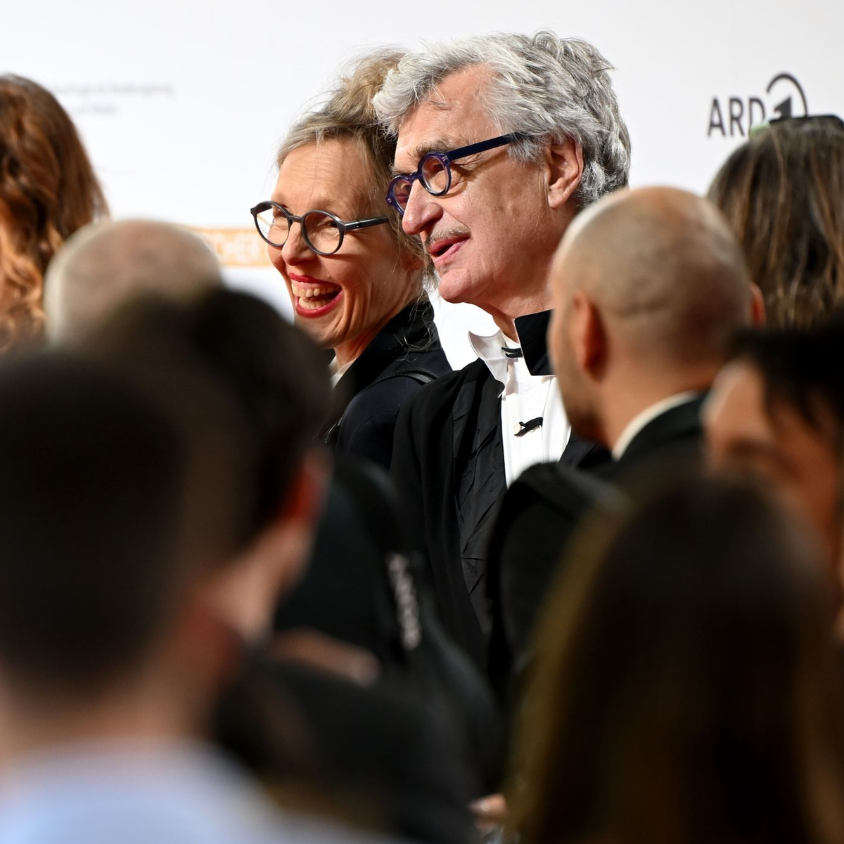 Regisseur Wim Wenders kommt mit seiner Frau Donata zur Verleihung des Deutschen Filmpreises nach Berlin. Sein Film «Anselm» ist in der Kategorie «Bester Dokumentarfilm» nominiert. - Foto: Sebastian Christoph Gollnow/dpa