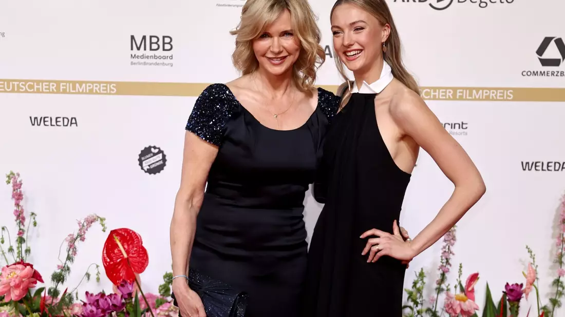 Schauspielerin Veronica Ferres und ihre Tochter Lilly Krug posieren auf dem roten Teppich des Deutschen Filmpreises. - Bild: Christoph Soeder/dpa