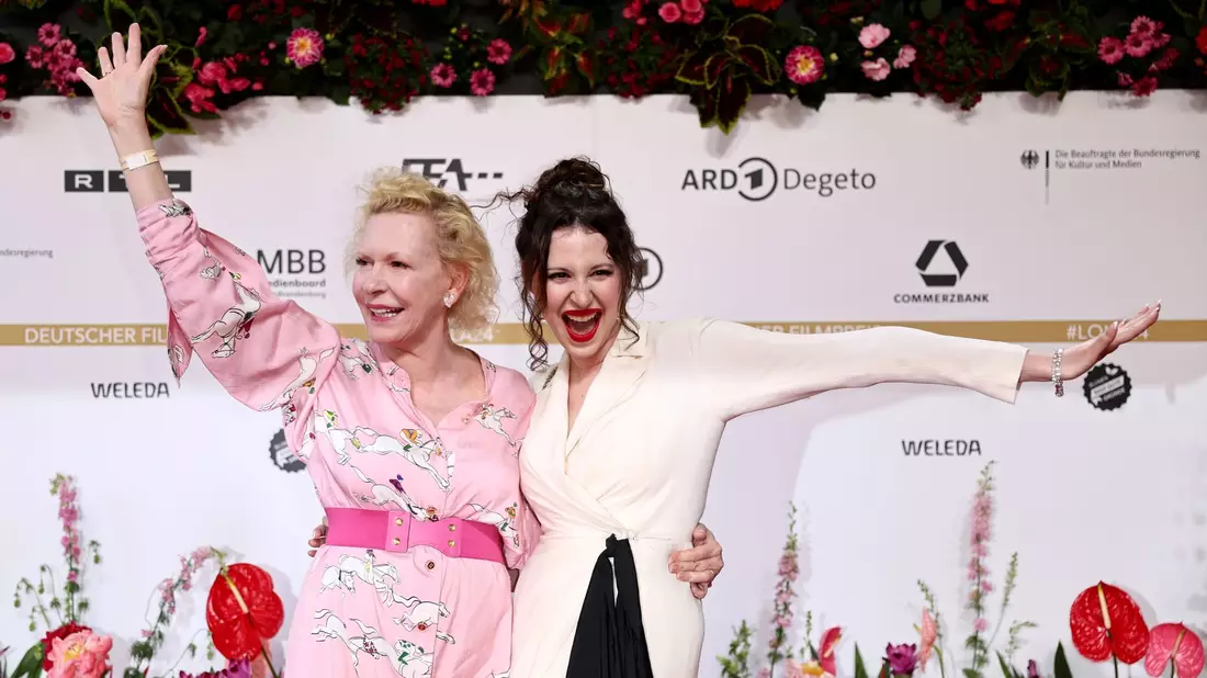 Schauspielerin Sunnyi Melles und ihre Tochter Leonille Wittgenstein mit sichtlich guter Laune vor der Verleihung des Deutschen Filmpreises. - Bild: Christoph Soeder/dpa