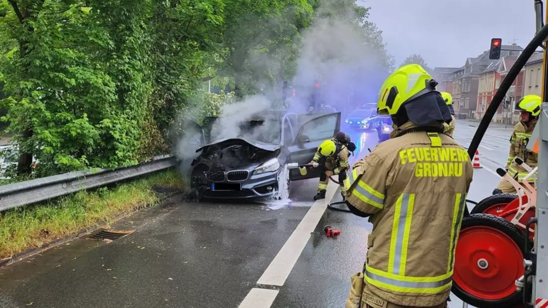 FW Gronau: Fahrzeugbrand auf der Hermann-Ehlers-Straße - Bild: presseportal.de