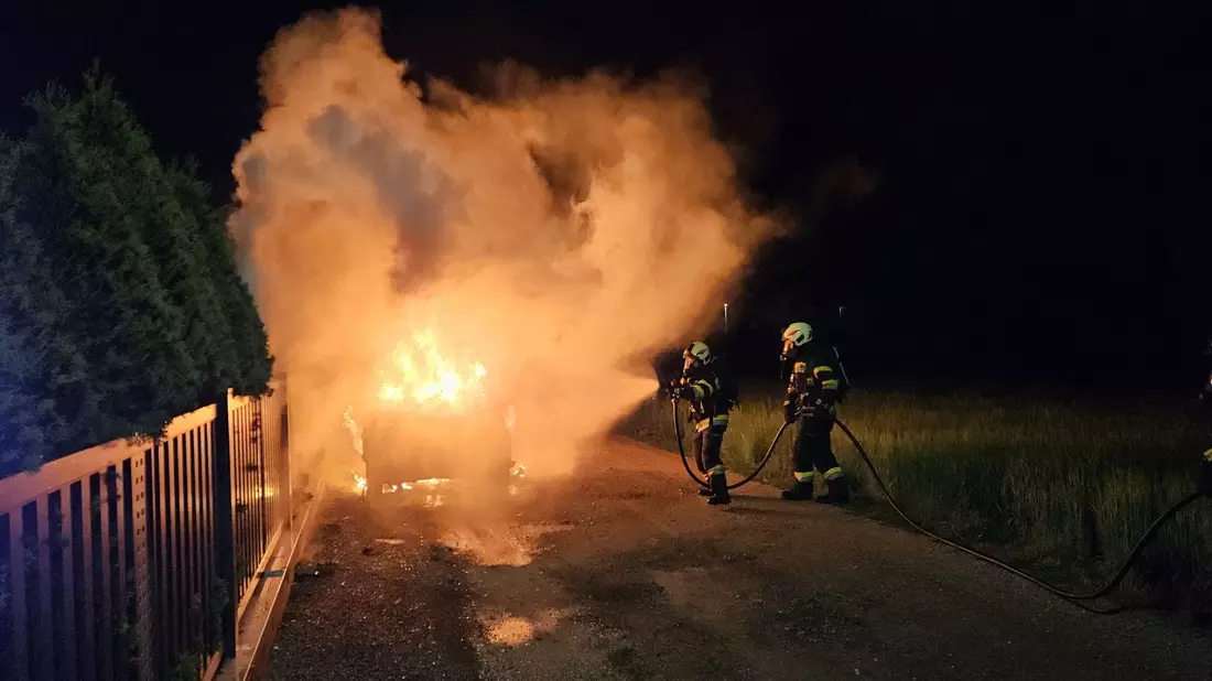 Das Auto eines Mitglieds der Zeugen Jehovas in der Gemeinde Premstätten im südlichen Bundesland Steiermark steht in Flammen. - Bild: Christian Glauninger/FF ZETTLING/dpa