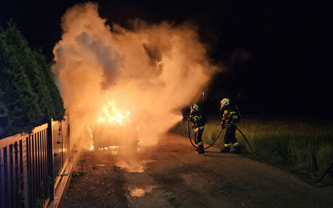 Das Auto eines Mitglieds der Zeugen Jehovas in der Gemeinde Premstätten im südlichen Bundesland Steiermark steht in Flammen. - Foto: Christian Glauninger/FF ZETTLING/dpa