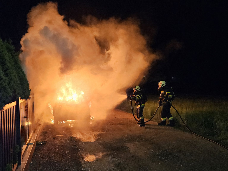 Das Auto eines Mitglieds der Zeugen Jehovas in der Gemeinde Premstätten im südlichen Bundesland Steiermark steht in Flammen. - Foto: Christian Glauninger/FF ZETTLING/dpa
