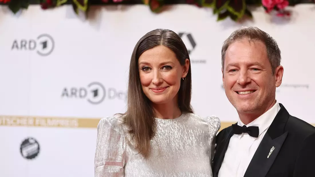 Die Präsidenten der Deutschen Filmakademie: Schauspielerin Alexandra Maria Lara und Regisseur Florian Gallenberger gemeinsam vor der Verleihung auf dem roten Teppich. - Bild: Christoph Soeder/dpa