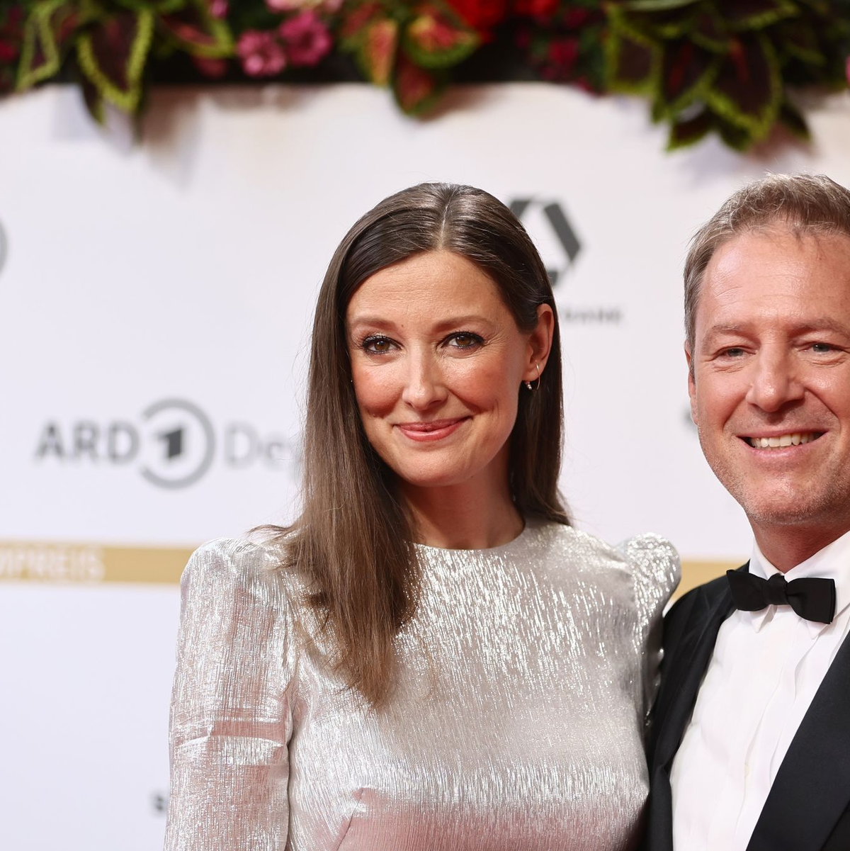Die Präsidenten der Deutschen Filmakademie: Schauspielerin Alexandra Maria Lara und Regisseur Florian Gallenberger gemeinsam vor der Verleihung auf dem roten Teppich. - Foto: Christoph Soeder/dpa