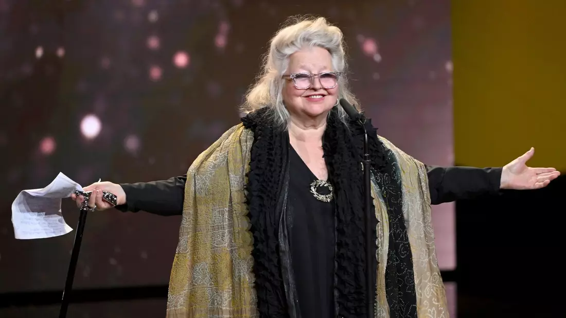 Schauspielerin Hanna Schygulla (80) wurde mit dem Ehrenpreis ausgezeichnet. - Bild: Sebastian Christoph Gollnow/dpa