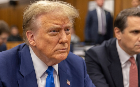 Donald Trump erscheint vor seinem Prozess in Manhattan. - Foto: Jeenah Moon/POOL Bloomberg/AP/dpa