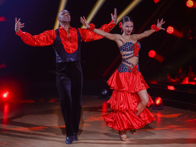 Detlef D! Soost und Ekaterina Leonova tanzen zusammen. - Foto: Rolf Vennenbernd/dpa