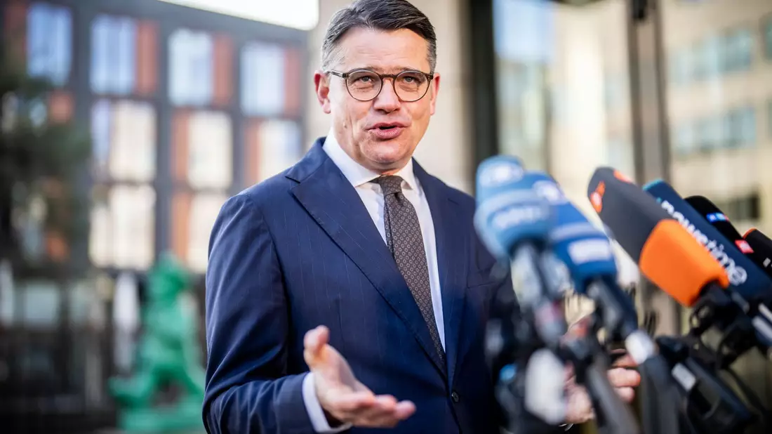 Boris Rhein findet es wichtig, die zuständigen Behörden personell und fachlich bestmöglich aufzustellen. - Bild: Michael Kappeler/dpa