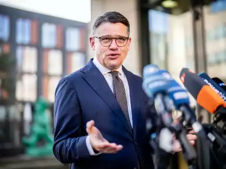 Boris Rhein findet es wichtig, die zuständigen Behörden personell und fachlich bestmöglich aufzustellen. - Foto: Michael Kappeler/dpa