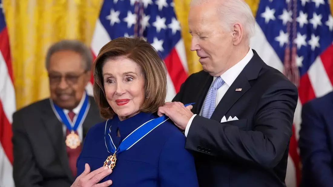 US-Präsident Joe Biden verleiht die höchste zivile Auszeichnung der Nation an den ehemaligen US-Außenminister John Kerry. - Bild: Alex Brandon/AP/dpa